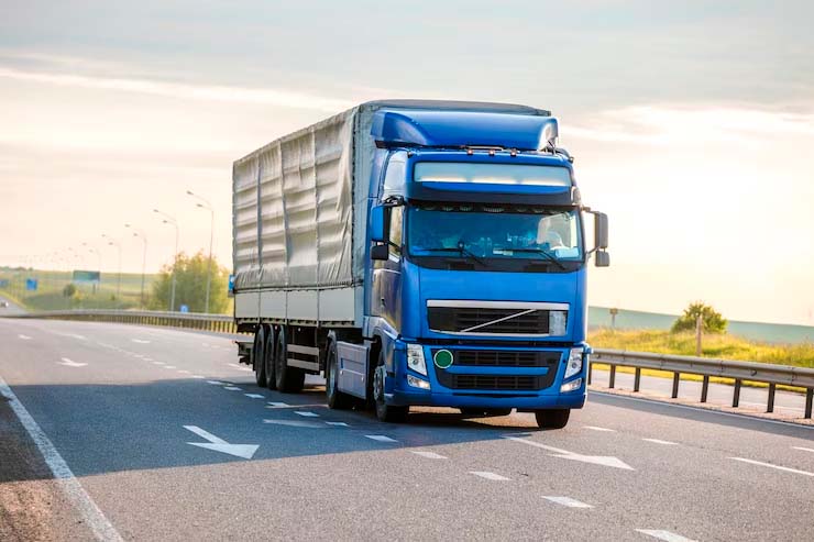 camion azul por carretera